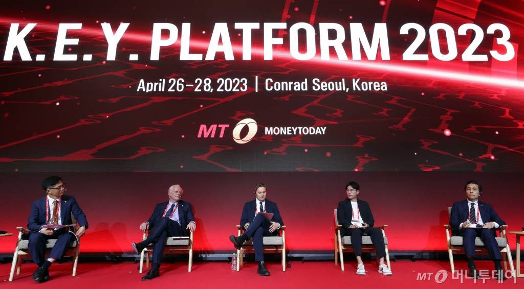 27일 여의도 콘래드 서울에서 머니투데이 주최로 열린 '2023 키플랫폼' 특별세션에서 정병선 한국과학기술기획평가원장(왼쪽부터), 타코 반 소메렌, PAL-V 부사장, 빅토르 요한슨 애그테크2030 프로젝트 리더, 지인찬 딥인사이트 연구소장, 김재수 한국과학기술정보연구원 원장이 '과학기술 혁신이 선도하는 담대한 미래'에 대해 토론하고 있다. /사진=이기범 기자 leekb@