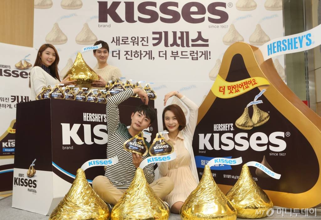 허쉬코리아가 22일 오전 중구 봉래동 롯데마트 서울역점에서 새로워진 '허쉬 키세스'를 선보이고 있다.  '허쉬 키세스'는 기존 제품보다 설탕 비율을 19% 줄이고 곡선의 키세스 모양으로 바뀐 디자인과 금박의 초콜릿 모양으로 변형시켜 한국인의 입맛에 맞게 만들어 졌다. /사진=이기범 기자 leekb@