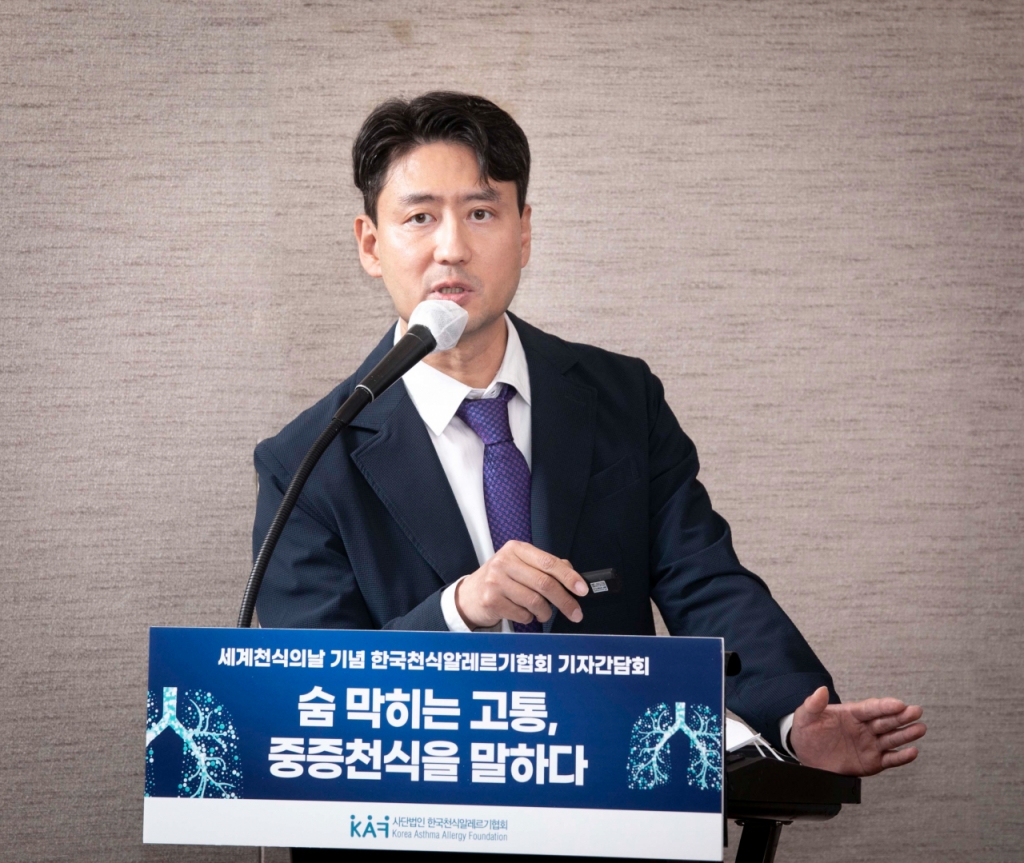 김태범 서울아산병원 교수가 세계 천식의 날을 맞아 지난 27일 열린 한국천식알레르기협회 기자간담회에서 ‘국내 중증천식의 질병 부담 및 미충족 수요’를 주제로 발표하고 있다. /사진=한국천식알레르기협회