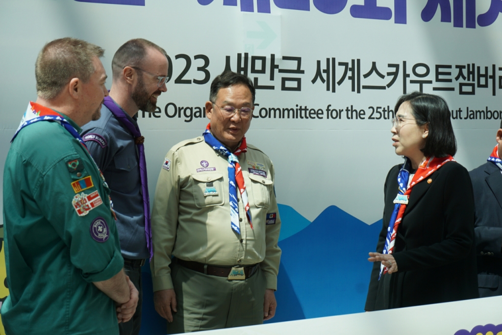 지난 27일 세계스카우트연맹, 잼버리조직위 관계자들과 대화 중인 김현숙 여성가족부 장관(오른쪽) /사진제공=여성가족부 