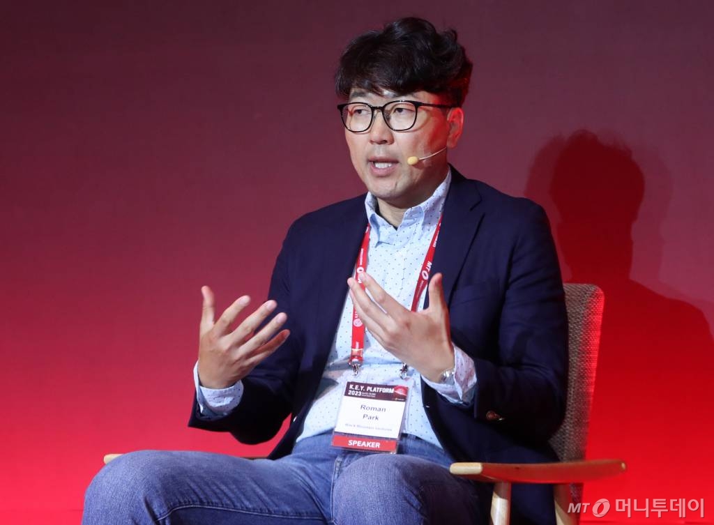로만 박 블랙마운틴벤쳐스 대표가 28일 여의도 콘래드 서울에서 머니투데이 주최로 열린 '2023 키플랫폼'에서 '글로벌라이제이션의 새로운 관점: K-브랜드 플리핑'을 주제로 패널토의를 하고 있다. /사진=김휘선 기자 hwijpg@