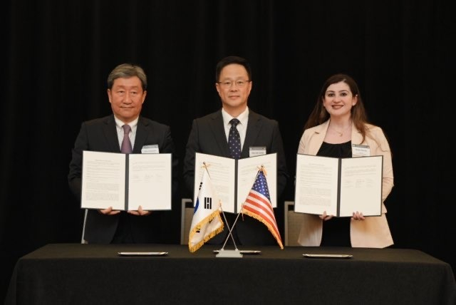 모더나- 한국보건산업진흥원-연세대 K-NIBRT 사업단이 mRNA 전문 인력 양성을 위한 업무협약(MOU)을 체결했다. /사진=모더나코리아