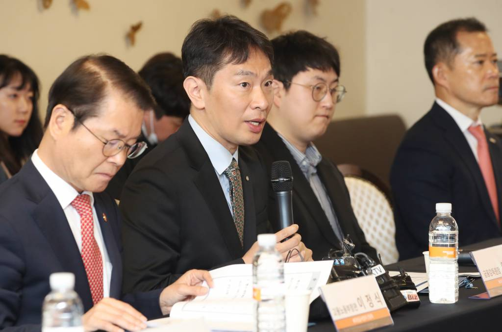 [서울=뉴시스] 김진아 기자 = 이복현 금융감독원장이 28일 오전 서울 중구 미래에셋증권 WM센터원에서 열린 퇴직연금제도 역할강화를 위한 퇴직연금사업자 현장 방문 및 간담회에서 발언하고 있다. 2023.04.28.