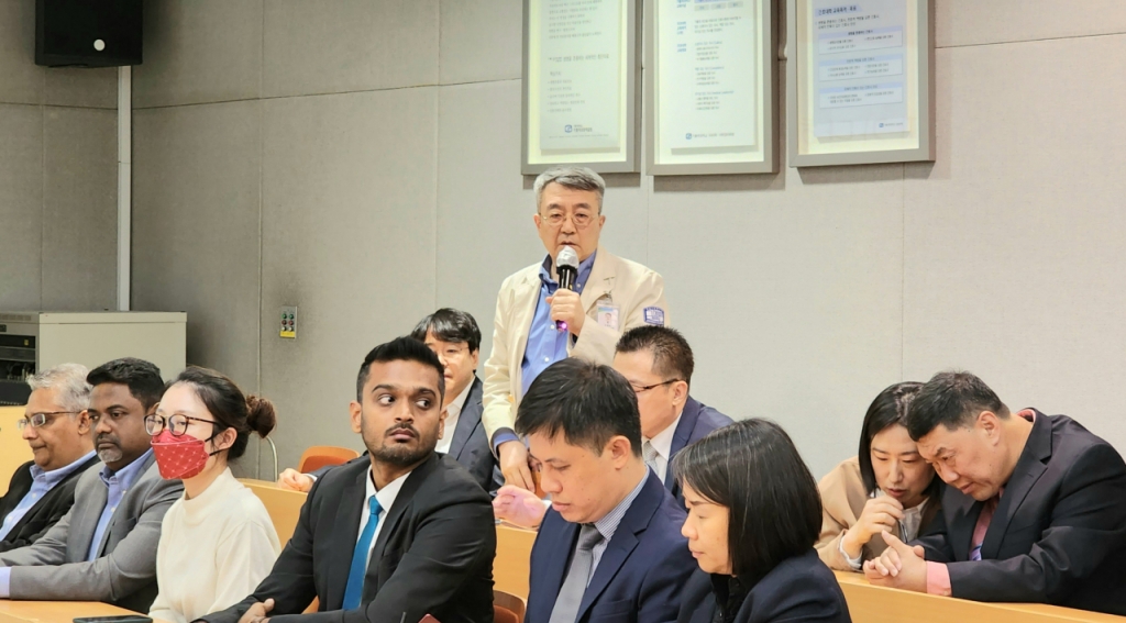 28일 오전 '국제 암 치료 희망 컨퍼런스' 개최 전 서울성모병원 성의회관에서 열린 기자간담회에서 서울성모병원 방사선종양학과 장홍석(발표자) 교수가 온열요법의 암 치료 기전에 대해 설명하고 있다. /사진=정심교 기자