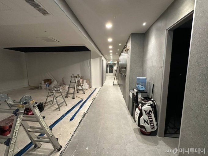 28일 오전 서울 강남구의 한 실내골프장. 이 골프장은 SG증권발 셀럽 주식방 게이트의 투자자를 모집하고 수수료를 편취한 창구로 지목돼 전날 금융·수사당국의 압수수색을 받았다. /사진=김창현 기자.