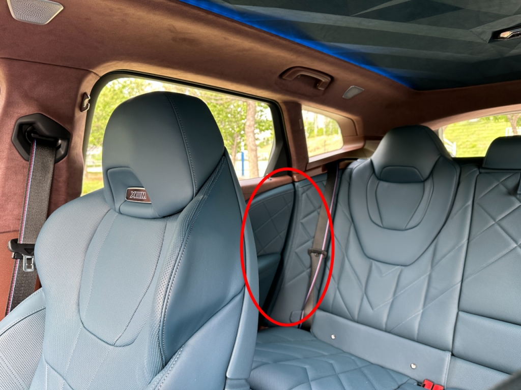 BMW XM의 2열 모습. 표시된 부분까지 시트가 뻗어있어 문쪽으로 몸을 기대도 편안했다/사진=이강준 기자