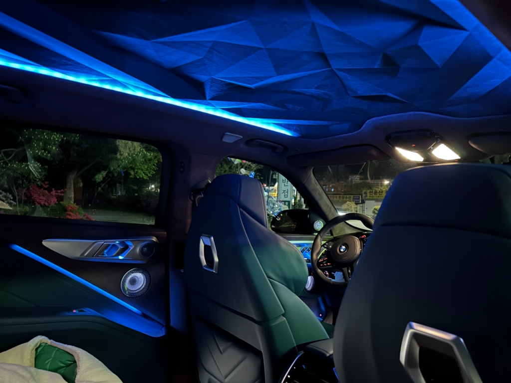 BMW XM의 야간시 천장/사진=이강준 기자