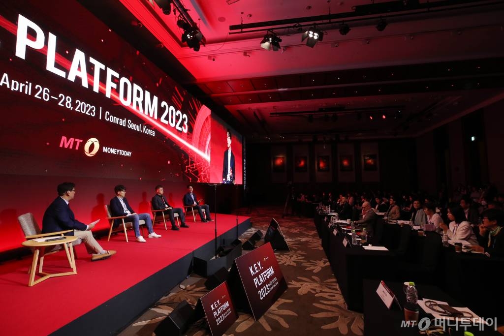 황종덕 키플랫폼 총괄디렉터, 로만 박 블랙마운틴벤쳐스 대표, 정태흠 SV Bio Ventures, LP대표, 페리 하 드레이퍼아테나 대표가 28일 여의도 콘래드 서울에서 머니투데이 주최로 열린 '2023 키플랫폼'에서 '글로벌라이제이션의 새로운 관점: K-브랜드 플리핑'을 주제로 패널토의를 하고 있다. /사진=김휘선 기자 hwijpg@