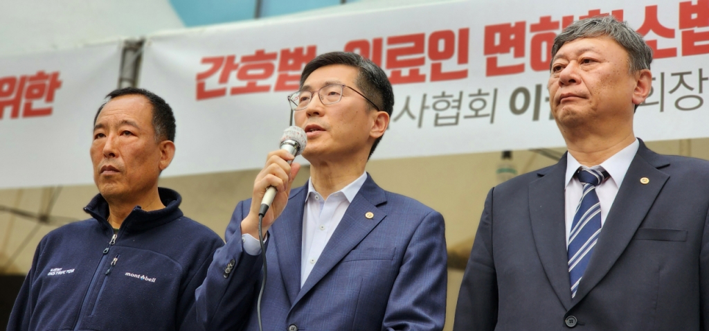 이필수 대한의사협회장이 28일 기자회견에서 총파업 논의 일정에 대해 발표하고 있다. (사진 왼쪽부터) 강용수 대한응급구조사협회장, 이필수 의협회장, 이정근 의협 상근부회장. /사진=정심교 기자