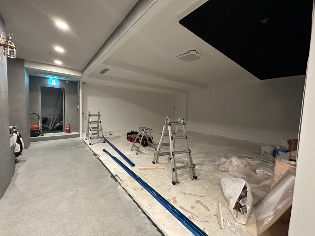 지난 28일 주가조작 논란의 중심에 있는 서울특별시 강남구 소재의 실내골프운영장. 해당 골프운영장 내 영상 스튜디오로 추정되는 곳이 만들어지고 있었다./사진=김창현 기자.