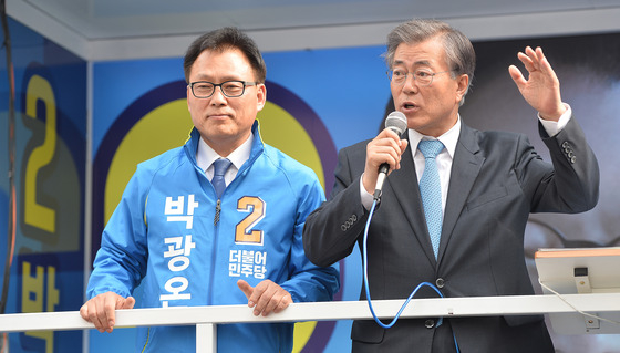 = 문재인 더불어민주당 전 대표가 6일 오후 경기도 수원시 영통구의 한 아파트 단지에서 박광온(수원정) 후보와 시민들에게 지지를 호소하고 있다. 2016.4.6/뉴스1  