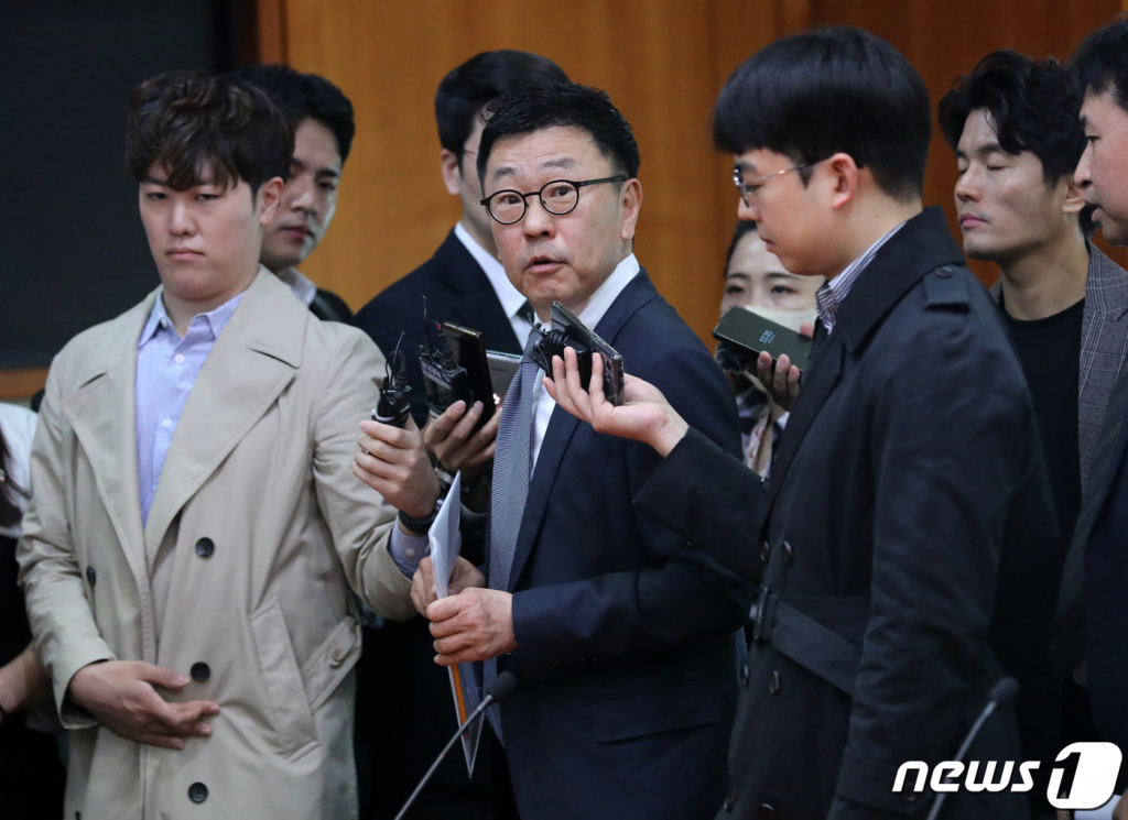 (서울=뉴스1) 김진환 기자 = 황현순 키움증권 대표이사가 28일 오전 서울 영등포구 여의도 금융투자협회에서 열린 증권사 CEO와의 시장현안 소통회의를 마친 후 취재진의 질문을 받고 있다. 2023.4.28/뉴스1  Copyright ? 뉴스1. All rights reserved. 무단 전재 및 재배포 금지.