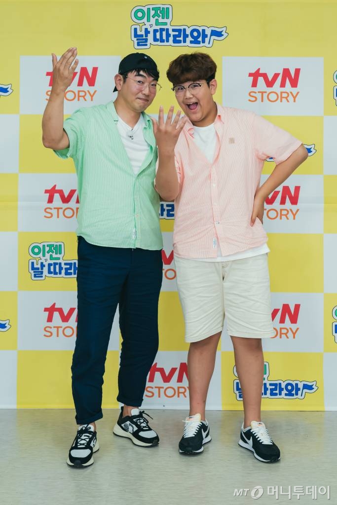 이종혁, 이준수 부자가 지난해 9월23일 오전 온라인 생중계로 진행된 tvN STORY 새 예능 '이젠 날 따라와' 제작발표회에 참석해 포즈를 취하고 있다. /사진=이동훈 기자