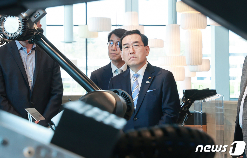 이창양 산업통상자원부 장관이 지난달 28일(현지시간) 미국 순방 계기로 물류 로봇, 휴머노이드 로봇, 4족 보행 로봇 등을 제조·생산하는 글로벌 로봇 기술을 선도’하고 있는 미국 메사추세츠주 보스턴에 위치한 보스턴 다이내믹스社를 방문하고 있다. /사진제공=산업통상자원부