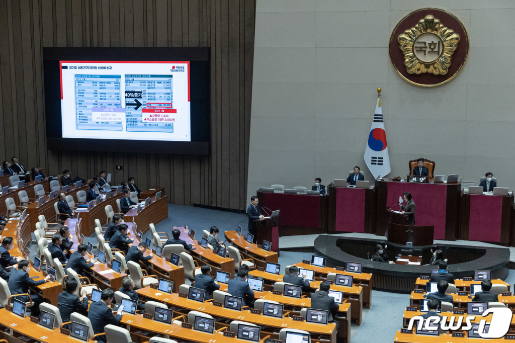 이창양 산업통상자원부 장관이지난 2월 서울 여의도 국회에서 열린 제403회 국회(임시회) 제3차 본회의 경제 분야 대정부 질문에서 한무경 국민의힘 의원에게 난방비 관련 질문을 받고 있다. /사진=뉴스1