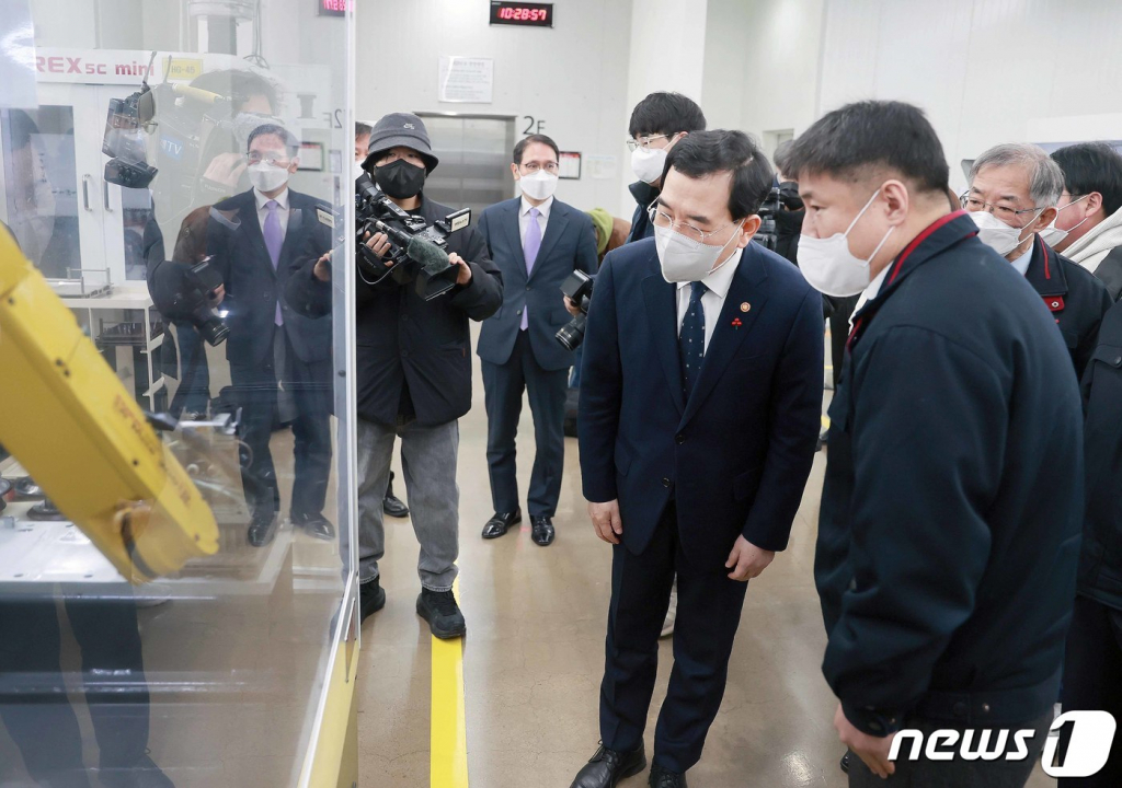 이창양 산업통상자원부 장관이 1월5일 인천 계양구 소재 중견 기업인 와이지-원을 찾아 현장을 둘러보고 있다. /사진제공=산업통상자원부