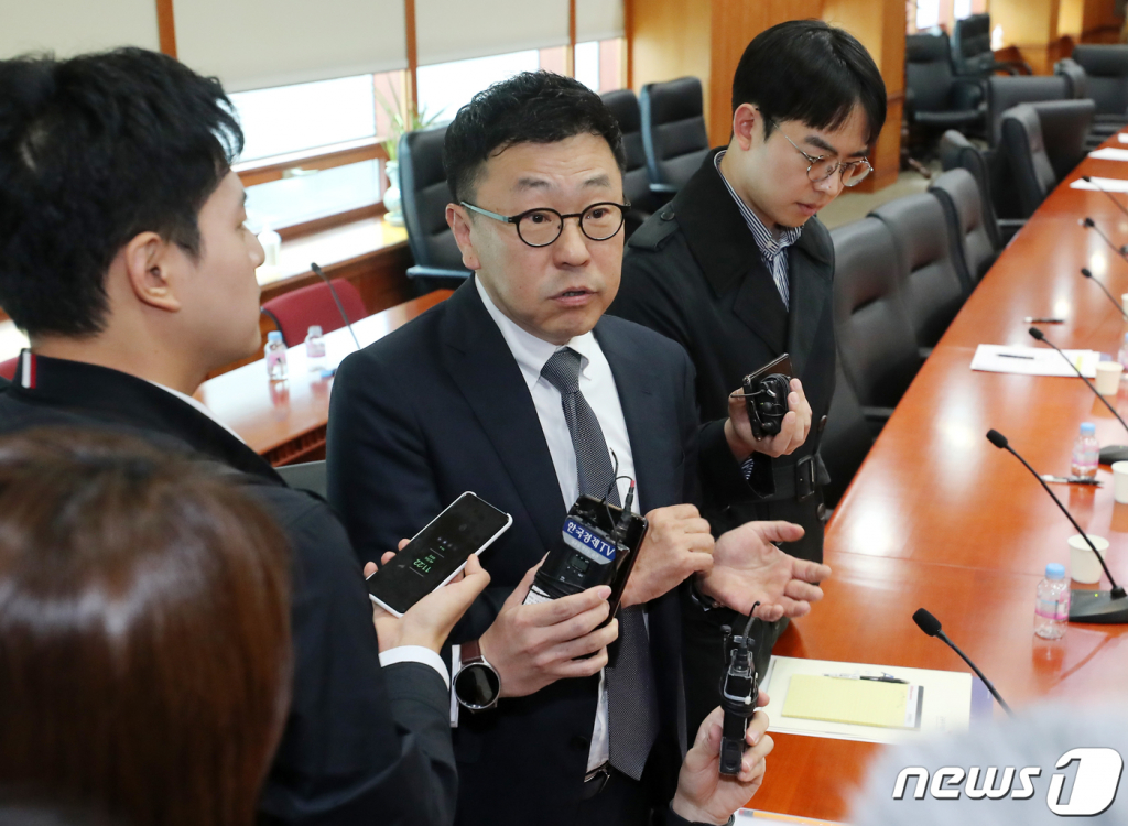 황현순 키움증권 대표이사가 지난달 28일 오전 서울 영등포구 여의도 금융투자협회에서 열린 증권사 CEO와의 시장현안 소통회의를 마친 후 취재진의 질문을 받고 있다. /사진=뉴스1.