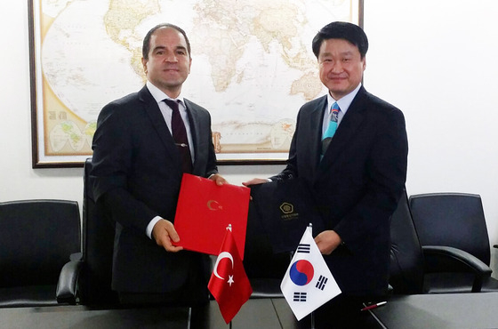 김학도 산업통상자원부 FTA정책관과 야피치(Yapici) 튀르키예 경제부 유럽연합(EU) 국장과 18일(현지시간) 튀르키예 앙카라 경제부 회의실에서 한-터키 자유무역협정(FTA) 서비스협정 및 투자협정에 대한 가서명을 하고 악수하고 있다.(산업통상자원부 제공) 2014.9.18/뉴스1  