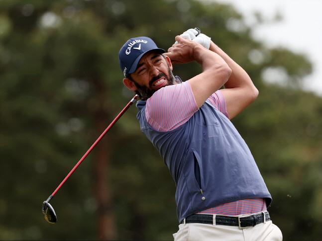 티샷을 날리고 있는 라라사발. /사진=KPGA