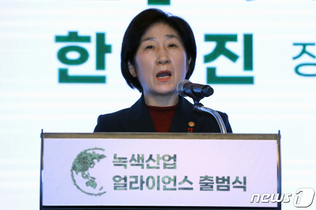 한화진 환경부장관이 1월19일 오전 서울 영등포구 여의도 콘래드 서울에서 열린 '녹색산업 수출 얼라이언스 출범식'에서 개회사를 하고 있다. 환경부는 이번 녹색산업 협의체(얼라이언스)의 출범으로 정부, 기업, 수출금융기관이 긴밀히 소통할 수 있는 계기를 마련해 녹색산업 기업의 해외 진출 여건에 맞춘 다각적인 지원에 나선다. /사진=뉴스1