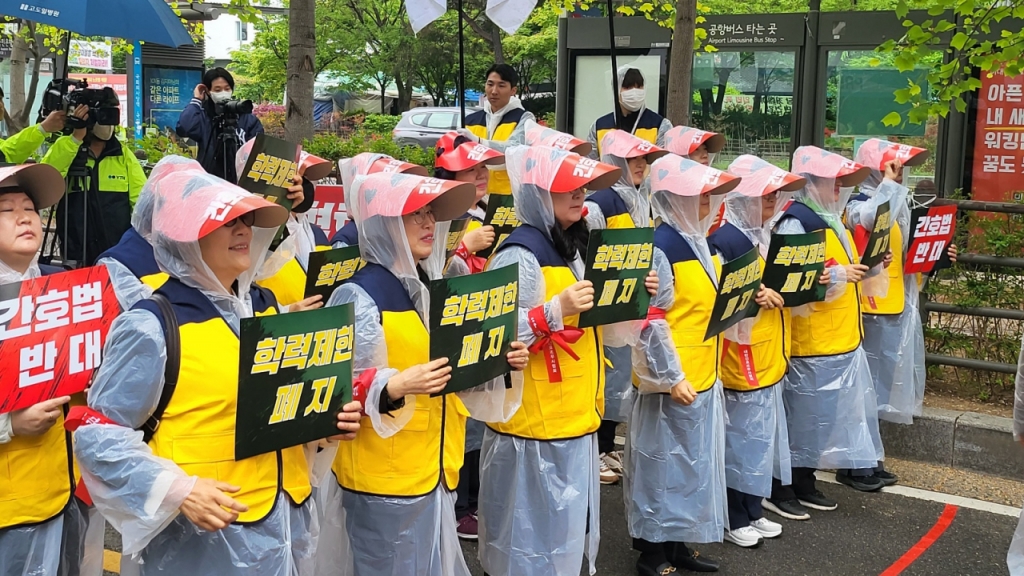 대한간호조무사협회는 지난달 25일 서울 여의도 국회의사당 앞에서 '간호법 저지 전국간호조무사 대표자 연가 투쟁'을 진행했다. 이날 집회에는 주최 측 추산 1500여명의 간호조무사가 참석했다. /사진=박정렬 기자