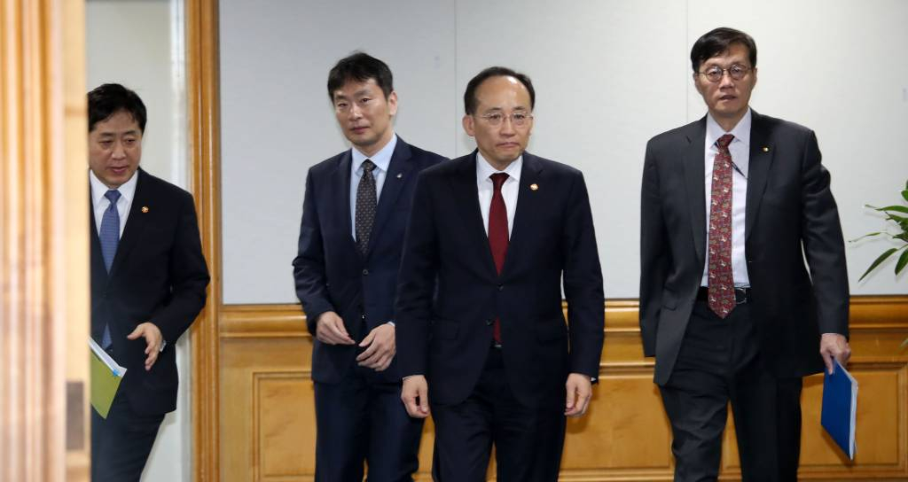 [서울=뉴시스] 김선웅 기자 = 추경호 부총리 겸 기획재정부 장관이 3월 23일 서울 중구 은행회관에서 열린 비상거시경제금융회의에 참석하고 있다. 왼쪽부터 김주현 금융위원장,  이복현 금융감독원장, 추경호 부총리, 이창용 한국은행 총재. 2023.03.23.