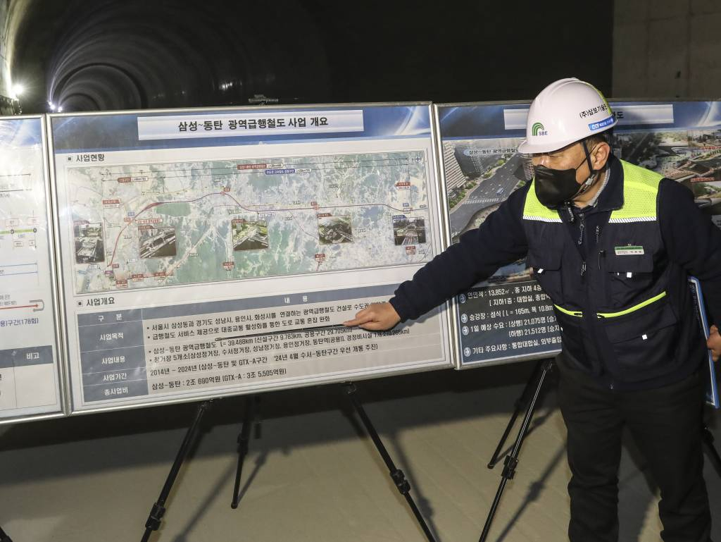 [서울=뉴시스] 김근수 기자 = 삼성~동탄 광역급행철토 제1공구 건설사업관리단 관계자가 29일 서울 강남구 수서동 인근에서 열린 GTX-A 삼성~동탄 공사현장에서 사업현황에 대해 설명을 하고 있다. 2022.12.29.