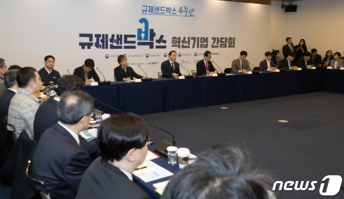 (서울=뉴스1) 박지혜 기자 = 최태원 대한상공회의소 회장이 15일 서울 중구 대한상공회의소에서 열린 규제샌드박스 혁신기업 간담회에 참석해 발언하고 있다. (공동취재) 2023.2.15/뉴스1 Copyright ? 뉴스1. All rights reserved. 무단 전재 및 재배포 금지.