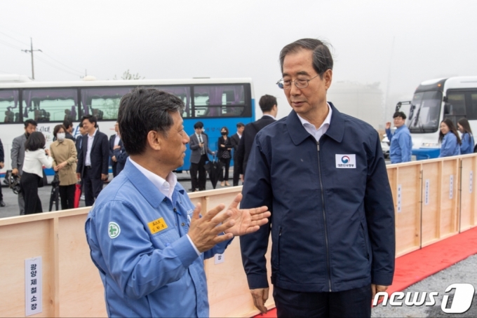 (광양=뉴스1) 김동수 기자 = 한덕수 국무총리가 19일 오후 전남 광양시 동호안을 찾아 김학동 포스코 부회장에게 사업 설명을 듣고 있다. (포스코 광양제철 제공) 2023.4.19/뉴스1 Copyright ? 뉴스1. All rights reserved. 무단 전재 및 재배포 금지.
