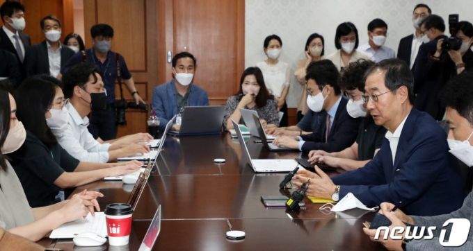 (서울=뉴스1) 김명섭 기자 = 한덕수 국무총리가 25일 서울 종로구 세종대로 정부서울청사에서 열린 출입기자단 백브리핑에서 질문에 답변을 하고 있다. 2022.8.25/뉴스1 Copyright ? 뉴스1. All rights reserved. 무단 전재 및 재배포 금지.