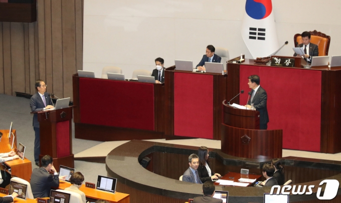 (서울=뉴스1) 임세영 기자 = 한덕수 국무총리가 5일 오후 서울 여의도 국회에서 열린 제405회 국회(임시회) 제3차 본회의 교육·사회·문화 분야에 대한 대정부질문에서 전해철 더불어민주당 의원의 질문에 답하고 있다. 2023.4.5/뉴스1 Copyright ? 뉴스1. All rights reserved. 무단 전재 및 재배포 금지.