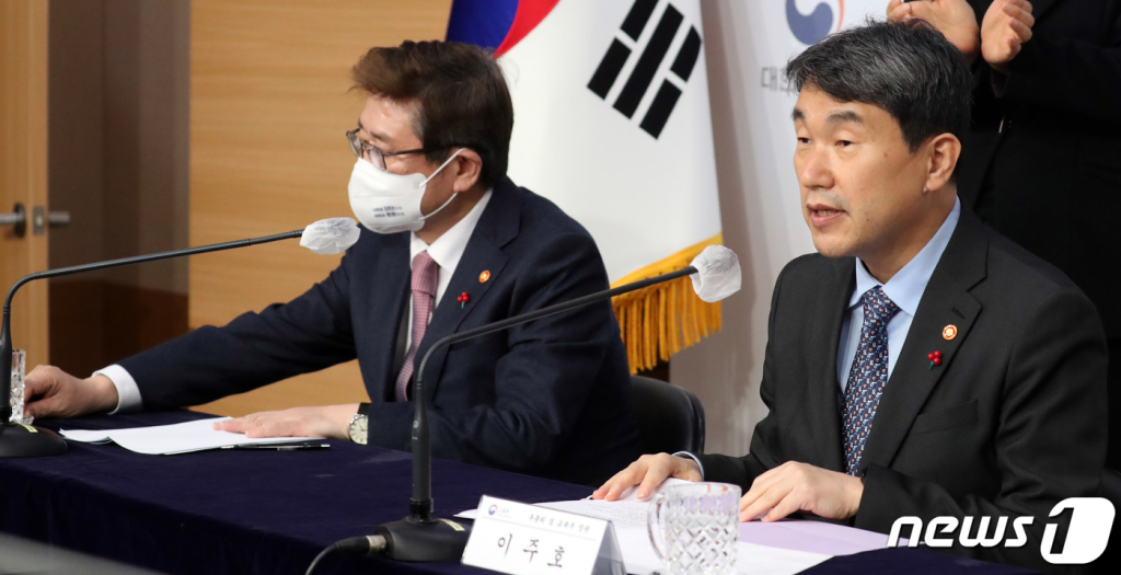 (서울=뉴스1) 김명섭 기자 = 이주호 사회부총리 겸 교육부 장관과 박보균 문화체육관광부 장관이 5일 오후 서울 종로구 정부서울청사 별관에서 열린 2023년 업무계획보고 브리핑을 하고 있다. 2023.1.5/뉴스1  Copyright ? 뉴스1. All rights reserved. 무단 전재 및 재배포 금지.