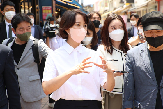 이영 중소벤처기업부 장관이 2022년 6월 3일 손실보전금 수령 현장 점검 차 방문한 서울 마포 홍대 상점가에서 소상공인들로부터 현장 목소리를 듣고 있다. /사진=뉴스1(중기부 제공)