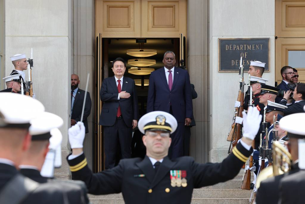 미국을 지난달 말 국빈 방문한 윤석열 대통령이 워싱턴DC 미국 국방부(펜타곤)에서 로이드 오스틴 국방장관과 의장대의 양국 국가 연주에 맞춰 국기에 경례하고 있다. 윤 대통령은 행사 이후 DARPA(국방고등연구계획국) 브리핑을 보고 받았다. / 사진=뉴시스