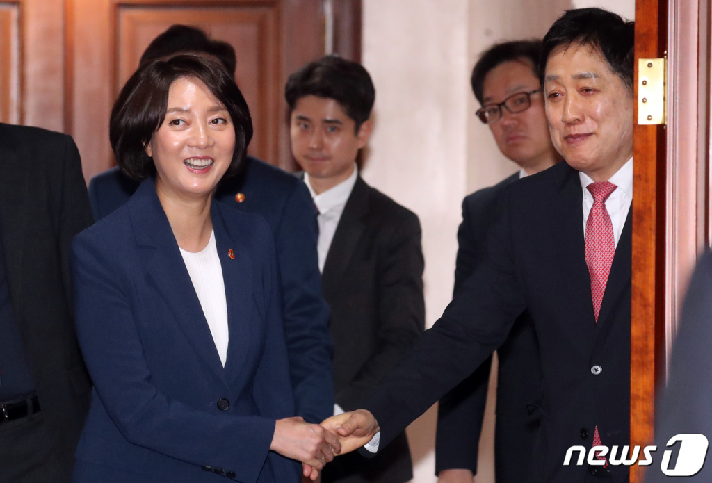 = 이영 중소벤처기업부 장관과 김주현 금융위원장이 20일 오전 서울 종로구 세종대로 정부서울청사에서 열린 국정현안관계장관회의에 참석하며 인사를 하고 있다. /사진=뉴스1