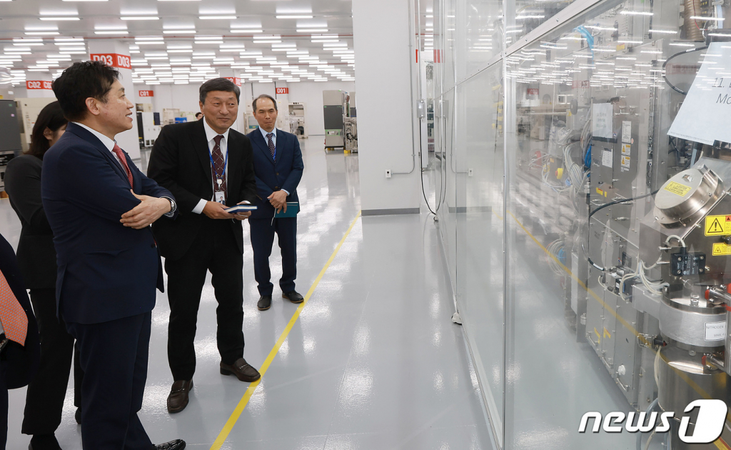  김주현 금융위원장이 2일 경기도 용인시에 위치한 반도체 장비 수출 기업 서플러스글로벌을 방문해 현장을 둘러보고 있다/사진=뉴스1