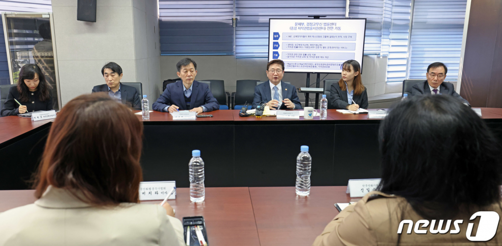 (서울=뉴스1) = 박보균 문화체육관광부 장관이 17일 서울 용산구 한국저작권위원회 서울사무소에서 만화계 관계자들과 검정고무신 법률센터 활성화 대책 및 창작자 권리보호 방안을 논의하고 있다. (문화체육관광부 제공) 2023.4.17/뉴스1  Copyright ? 뉴스1. All rights reserved. 무단 전재 및 재배포 금지.