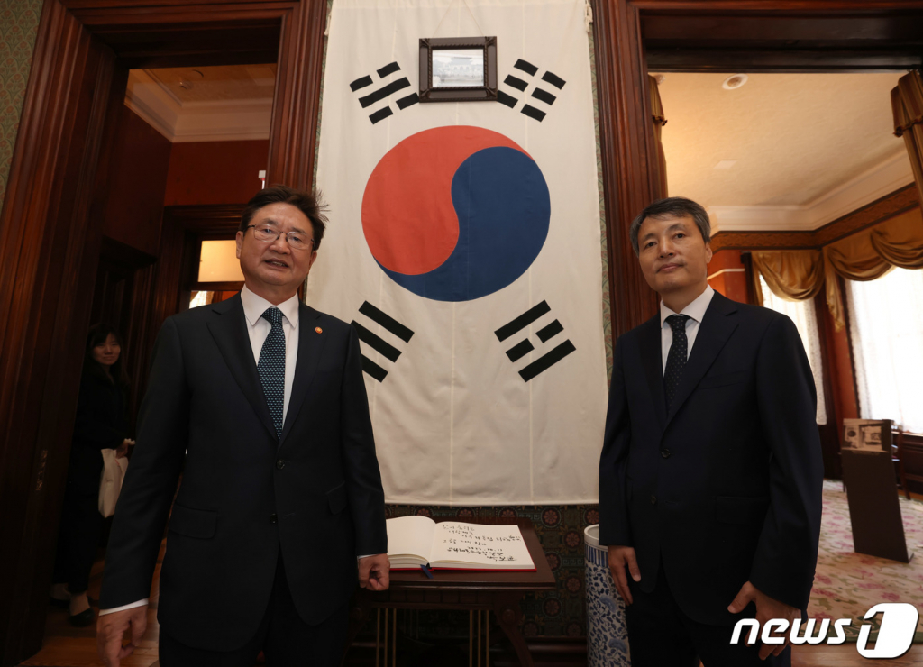 (서울=뉴스1) 김진환 기자 = 박보균 문화체육관광부 장관이 11일(현지시간) 미국 워싱턴DC 주미대한제국공사관에서 열린 한미수교 140주년 기념 전시회 ‘초대 주미공사 박정양 - 자주외교의 기틀을 닦고 한미우호의 길을 열다’ 개막식에 참석해 김상엽 주미대한제국공사관 박물관장과 기념촬영을 하고 있다. (문화체육관광부 제공) 2022.10.12/뉴스1  Copyright ? 뉴스1. All rights reserved. 무단 전재 및 재배포 금지.