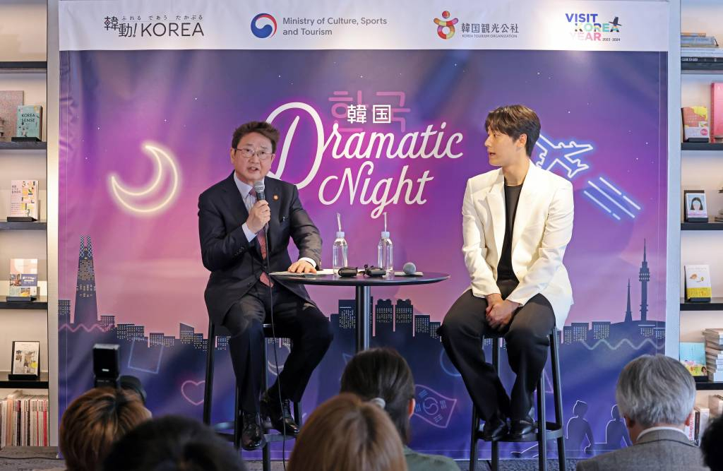 [서울=뉴시스] 박보균 문화체육관광부 장관이 14일 일본 도쿄 츠타야서점 롯폰기점을 방문해 이도현 배우와 함께 현지 기자와 한국 특파원을 대상으로 한국 관광 토크를 하고 있다. (사진=문화체육관광부 제공) 2023.04.14. *재판매 및 DB 금지