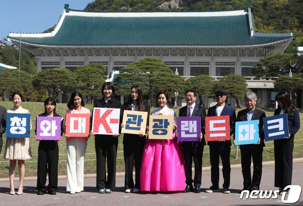 (서울=뉴스1) 신웅수 기자 = 박보균 문화체육관광부 장관이 19일 오전 서울 종로구 청와대에서 열린 청와대 K-관광 랜드마크 출정식에서 산악인 엄홍길 대장, 강수진 국립발레단 단장 등과 함께 기념 촬영을 하고 있다.   이달부터 청와대 관리를 맡은 문체부는 개방 1주년을 맞아 청와대를 역사문화자연 복합공간과 세계적인 관광 랜드마크로 조성하겠다고 밝혔다. 2023.4.19./뉴스1  Copyright ? 뉴스1. All rights reserved. 무단 전재 및 재배포 금지.