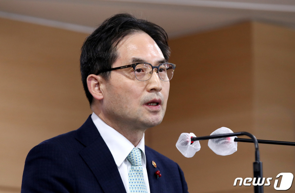 (서울=뉴스1) 박지혜 기자 = 한기정 공정거래위원장이 2일 오후 서울 종로구 정부서울청사에서 화물연대의 공정위 조사방해 행위 관련 긴급 브리핑을 하고 있다. 2022.12.2/뉴스1 Copyright ? 뉴스1. All rights reserved. 무단 전재 및 재배포 금지.