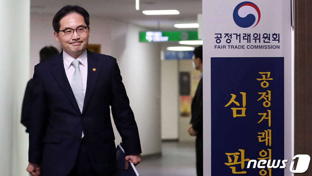 (세종=뉴스1) 김기남 기자 = 한기정 공정거래위원장이 지난 26일 한화-대우조선해양의 기업결합에 대한 최종 결정을 위한 전원회의에 참석하기 위해 세종시 정부세종청사 공정거래위원회 심판정에 입장하고 있다. 2023.04.27/뉴스1 Copyright ? 뉴스1. All rights reserved. 무단 전재 및 재배포 금지.