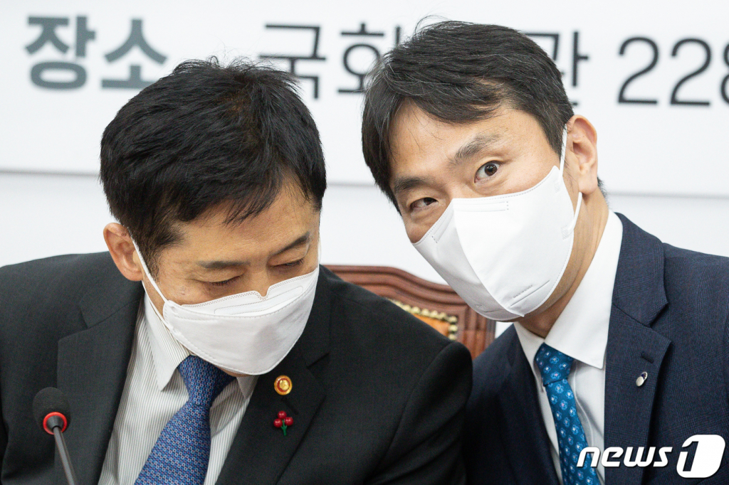 (서울=뉴스1) 유승관 기자 = 김주현 금융위원장(왼쪽)과 이복현 금융감독원장이 6일 서울 여의도 국회에서 열린 서민 취약계층 금융부담 완화대책 당·정 협의회에서 대화를 나누고 있다. 2022.12.6/뉴스1  Copyright ? 뉴스1. All rights reserved. 무단 전재 및 재배포 금지.