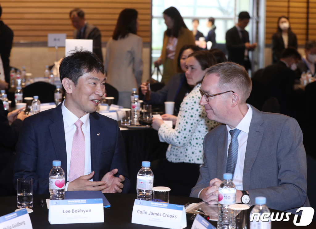 (서울=뉴스1) 신웅수 기자 = 이복현 금융감독원장(왼쪽)이 13일 오전 서울 여의도 전경련회관 컨퍼런스센터에서 열린 'FSS SPEAKS 2023'에서 콜린 크룩스 주한 영국 대사와 대화하고 있다.  올해로 15회째를 맞는 이번 행사는 금융감독원의 감독?검사 방향을 외국계 금융회사와 공유하고 경영상 애로?건의사항을 청취하는 소통의 장이다. 2023.4.13/뉴스1  Copyright ? 뉴스1. All rights reserved. 무단 전재 및 재배포 금지.