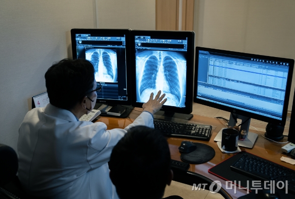 최중찬 한국건강관리협회 서울서부지부 원장(영상의학과전문의)이 흉부 엑스레이 판독을 위해 '루닛인사이트 CXR'을 구동 중인 모습.