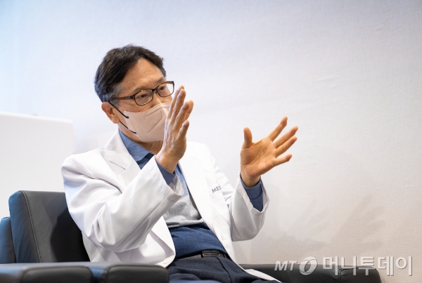 최중찬 한국건강관리협회 서울서부지부 원장(영상의학과전문의)이 AI 진단 보조 솔루션의 효용성을 설명하고 있다.