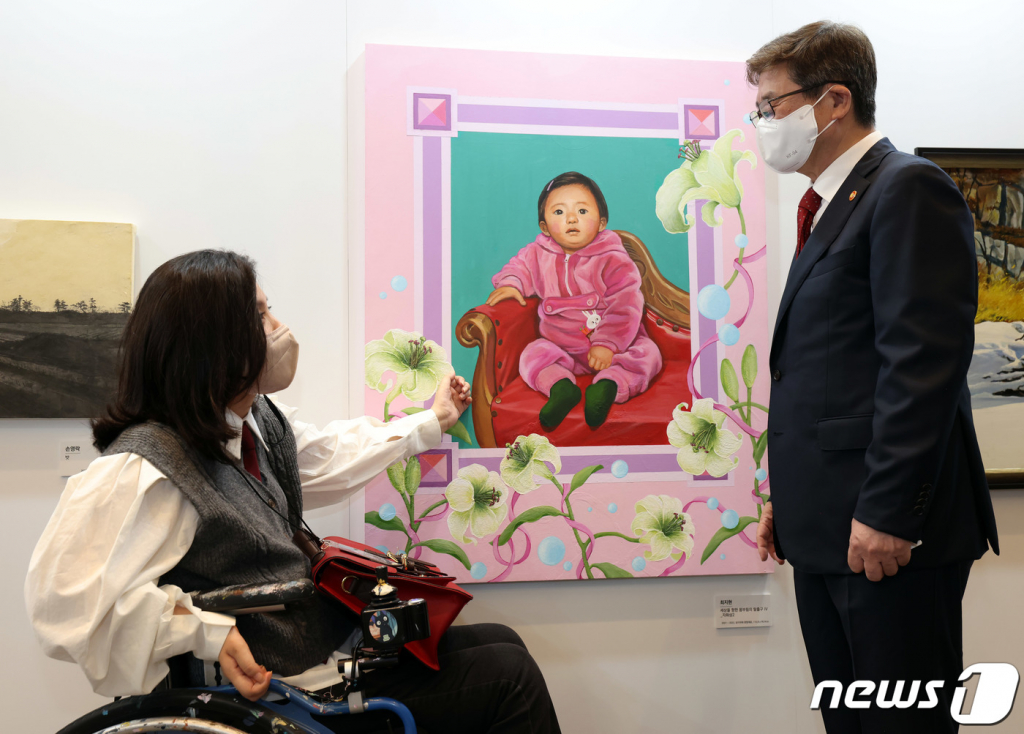 (서울=뉴스1) = 박보균 문화체육관광부 장관이 31일 오후 서울 종로구 청와대 춘추관에서 개막한 장애예술인 특별전 ‘국민 속으로 어울림 속으로’ 작품을 살펴보고 있다. (문화체육관광부 제공) 2022.8.31/뉴스1  Copyright ? 뉴스1. All rights reserved. 무단 전재 및 재배포 금지.