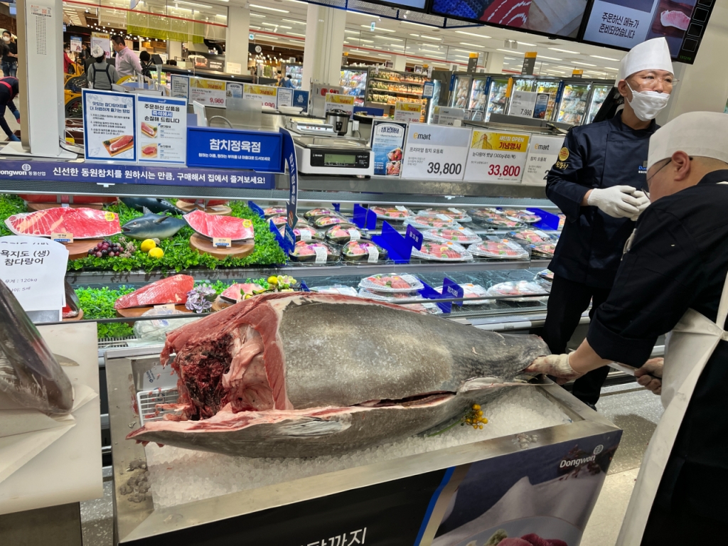 3일 이마트 연수점 수산매장에서 참치 해체쇼를 하고 있다/사진= 임찬영 기자
