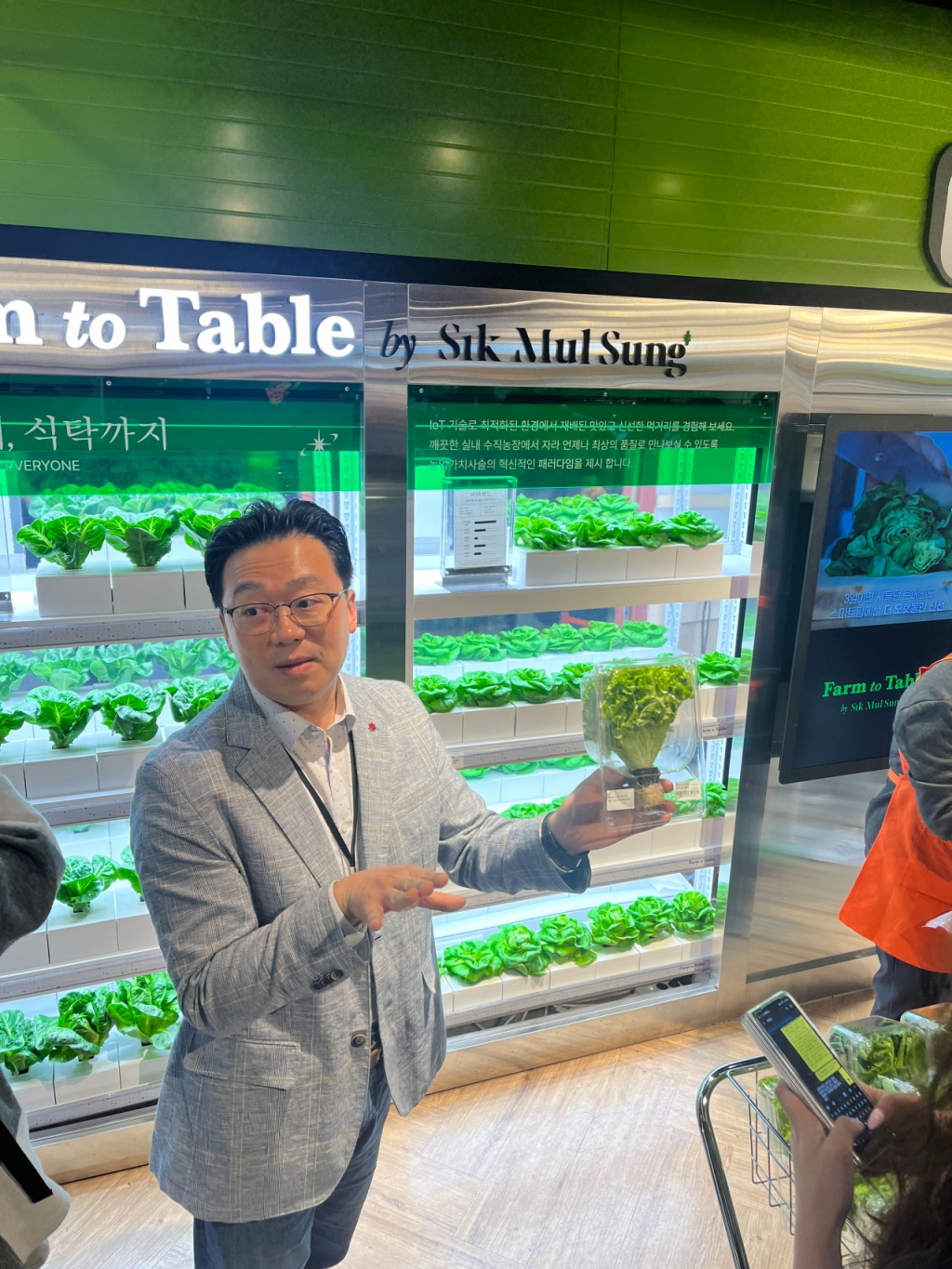 3일 이마트 연수점 스마트팜에서 직접 판매하는 채소 모습/사진= 임찬영 기자