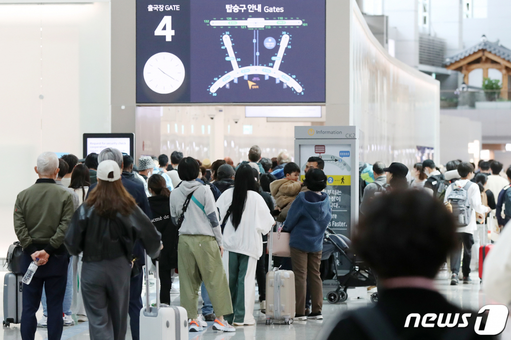 (인천공항=뉴스1) 민경석 기자 = 노동절과 어린이날을 포함한 황금연휴가 시작되는 주말을 맞은 30일 오전 인천국제공항 제1여객터미널 출국장이 여행객들로 붐비고 있다. 2023.4.30/뉴스1 Copyright ? 뉴스1. All rights reserved. 무단 전재 및 재배포 금지.